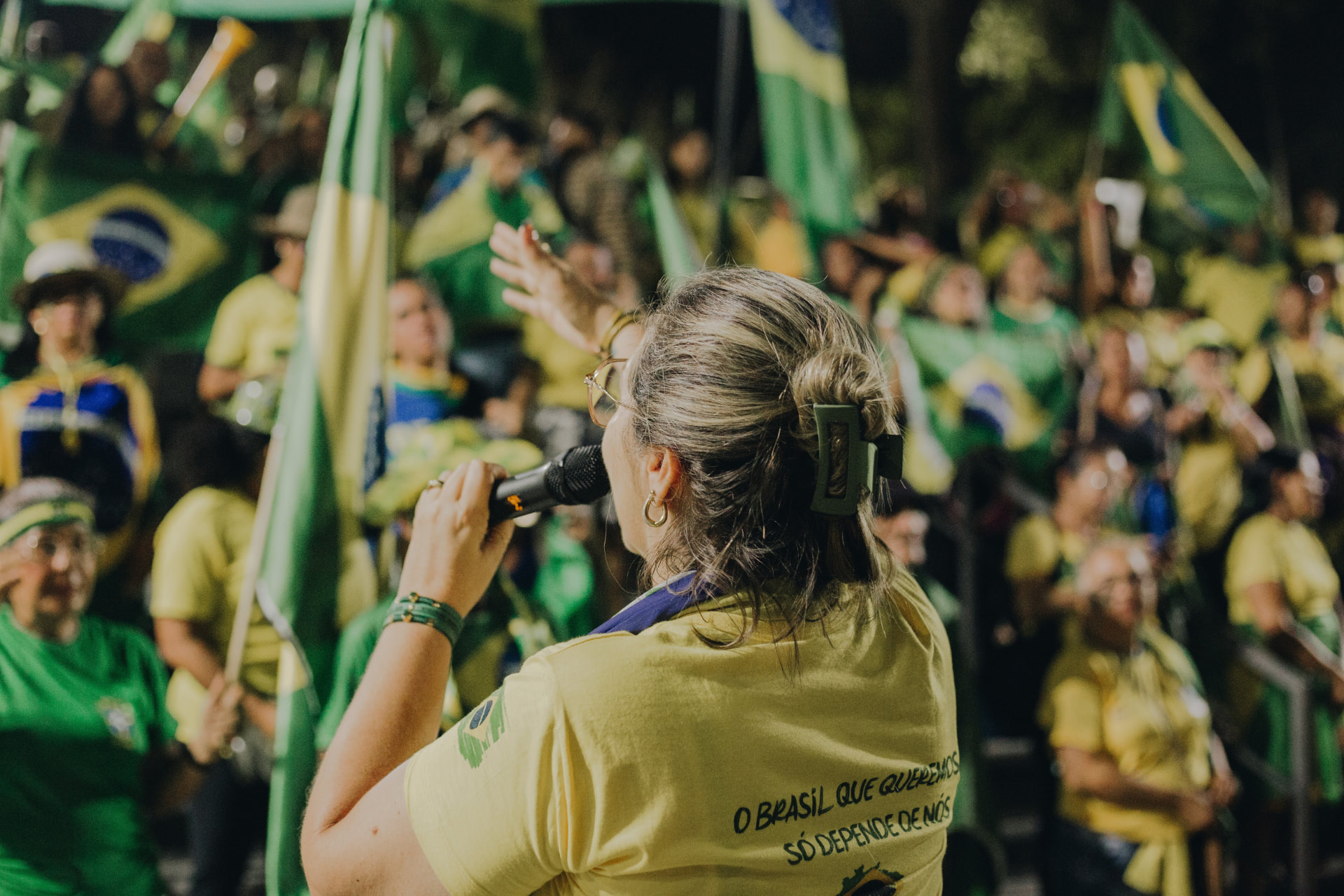 Apoiadores com bandeiras do Brasil durante encontro com Flávia Berthier