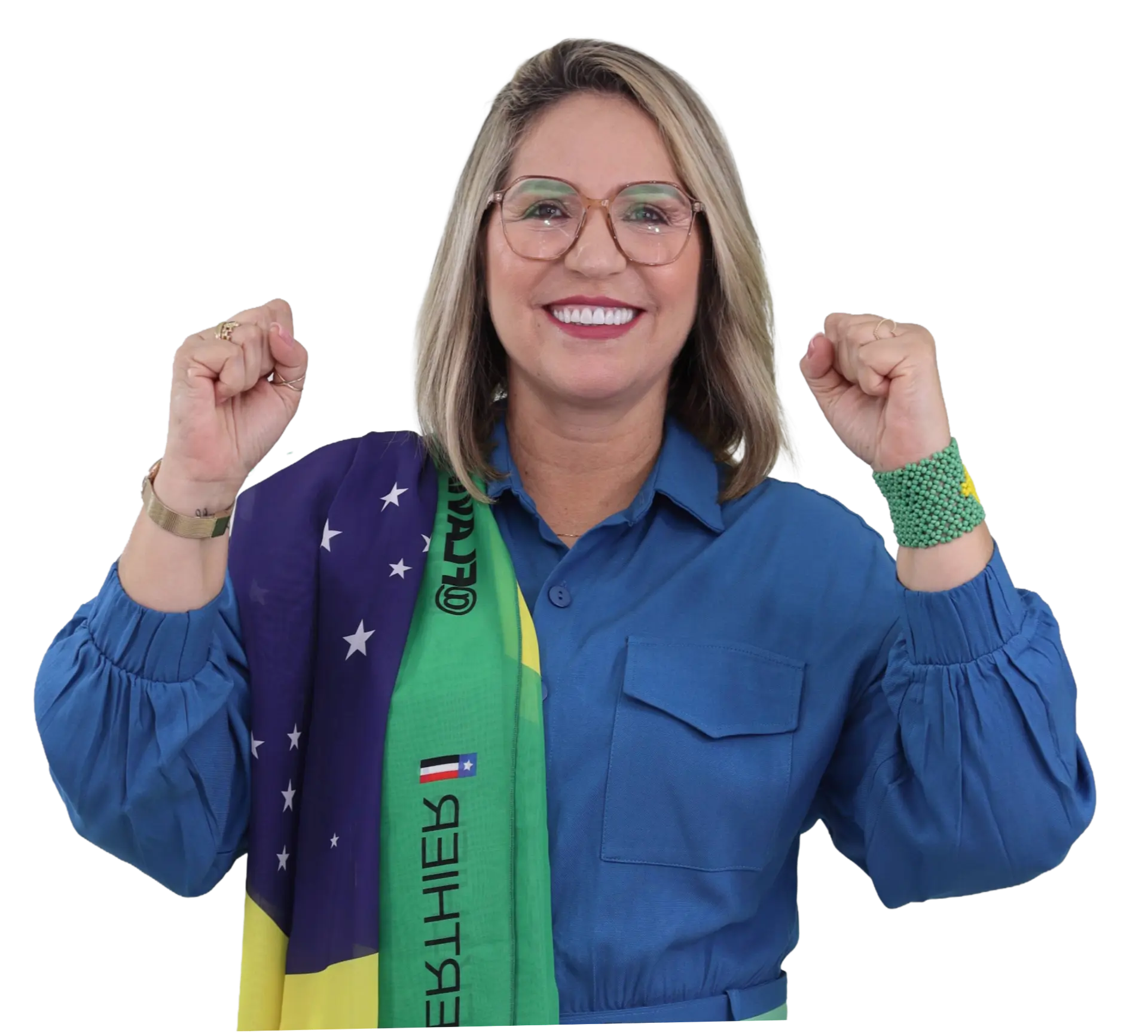 Flávia Berthier sorrindo com a bandeira do Brasil